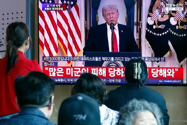 4월 2일서울시 용산구 서울역 대합실에서 시민들이 도널드 트럼프 미국 대통령의 이란 전쟁 상황 관련 대국민 연설 TV 생중계를 지켜보고 있다. 뉴스1
