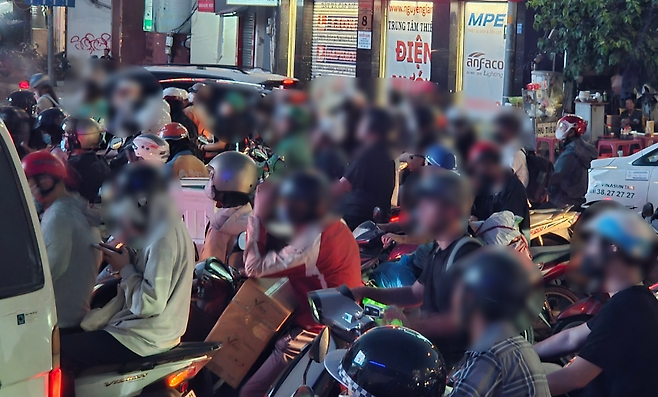 베트남 시내에서 오토바이가 달리는 모습 (사진, 하창훈 기자)