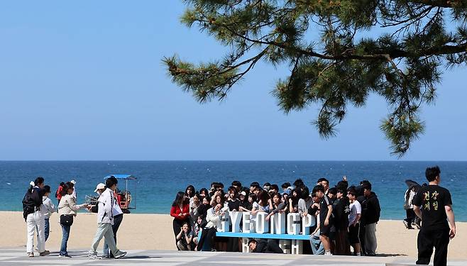지난달 30일 강원 강릉시 경포해변에서 수학여행 온 학생들이 사진을 찍으며 즐거운 추억을 만들고 있다. 연합뉴스