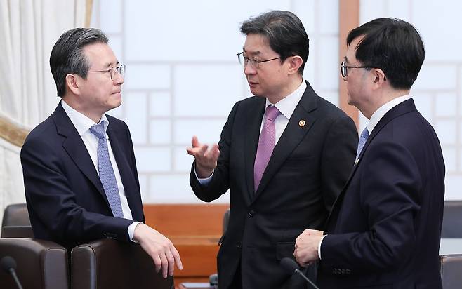 김용범 정책실장(왼쪽부터), 이억원 금융위원장, 임기근 기획예산처 차관이 지난 3월 10일 청와대에서 열린 국무회의에 앞서 대화하고 있다. 연합뉴스