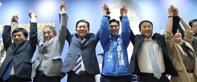 더불어민주당 정청래 대표(왼쪽 셋째)와 이원택 전북지사 후보(왼쪽 넷째) 등이 지난 1일 전북 전주시 중화산동 이 후보 선거사무소에서 열린 개소식에서 승리를 다짐하고 있다. 연합뉴스