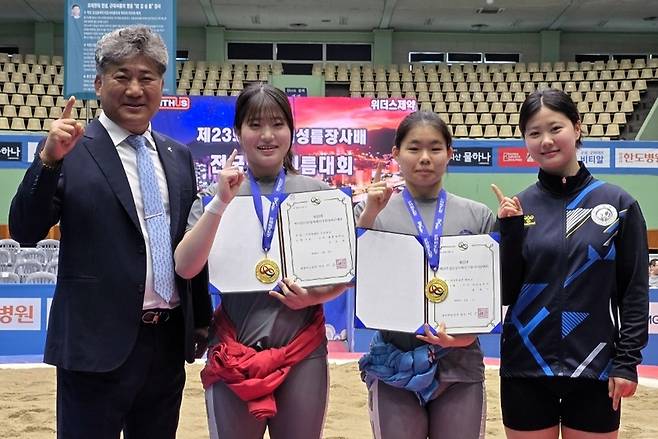 ▲ 세경대 씨름부가 1일 경남 창원 마산실내체육관에서 열린 제23회 학산김성률장사배전국장사씨름대회 여자학생부에서 우수한 성적을 낸 뒤 기념 촬영하고 있다. 세경대 제공