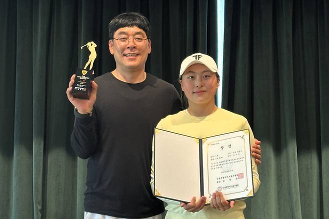 ▲ 춘천고부설방송통신고 김서주가 지난달 29~30일 원주 오로라골프앤리조트에서 열린 제38회 강원도골프협회장배 골프선수권대회 여자 고등부 우승을 차지한 뒤 기념 촬영하고 있다. 강원도골프협회 제공