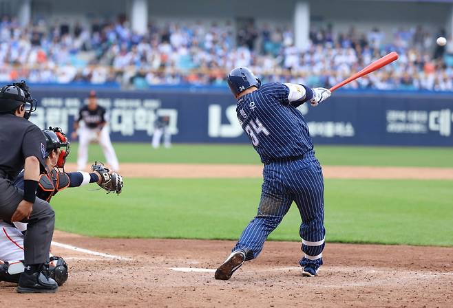 기록의 사나이 삼성 최형우가 3일 대구 한화전 9회말 이날 자신의 4번째 안타를 때려내며 KBO 리그 통산 최다안타 1위로 올라서고 있다. 삼성 라이온즈 제공