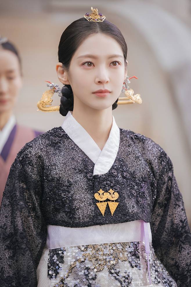 Gong Seung-yeon as Queen Dowager Yoon Yi-rang wears a sequinned jeogori (upper garment) and skirt in romantic comedy series ″Perfect Crown″ [MBC]