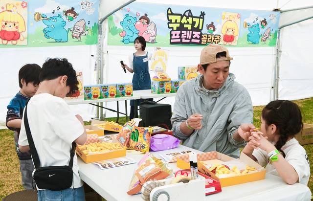 ‘크라운해태 꾸석기 프렌즈 꼴라주’ 체험 부스를 찾은 관람객들이 과자를 활용해 구석기 캐릭터를 조립하고 있다.조주현기자