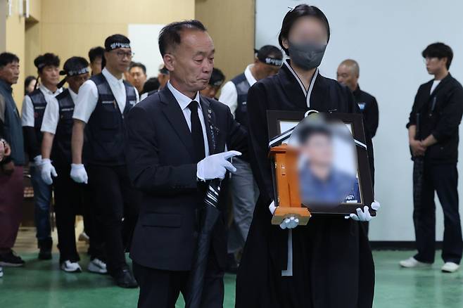 3일 전남 순천 한 장례식장에서 민주노총 공공운수노조 화물연대본부 조합원 발인식이 열렸다.  [연합뉴스]