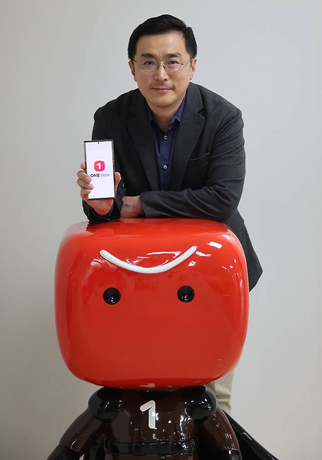 박태영 원스토어 대표가 인터뷰에 앞서 원스토어의 서비스를 소개하고 있다. <이승환 기자>
