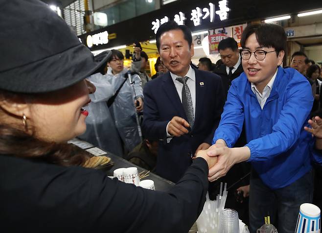3일 정청래 더불어민주당 대표와 부산 북갑 국회의원 보궐선거에 출마하는 하정우 전 청와대 AI미래기획수석이 부산 북구 구포시장을 찾아 상인들과 인사를 나누고 있다.  [사진출처=뉴스1]
