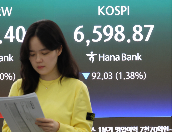전 거래일인 30일 서울 중구 하나은행 본점 딜링룸에 지수가 표시되고 있다. 이날 코스피는 92.03포인트(1.38%) 내린 6598.87로 장을 마쳤다. (연합뉴스)