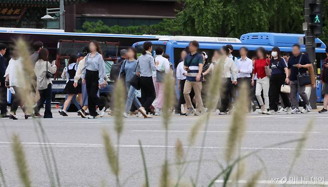 서울 종로구 광화문 사거리에서 직장인들이 출근을 위해 이동하고 있다./사진=뉴시스