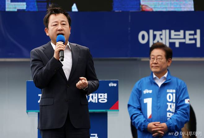 김용남 전 의원이 지난해 5월 17일 광주 서구 김대중컨벤션센터 광장에서 열린 이재명 더불어민주당 대통령 후보 집중유세에서 이 후보 지지 발언을 하고 있다. /사진=뉴스1