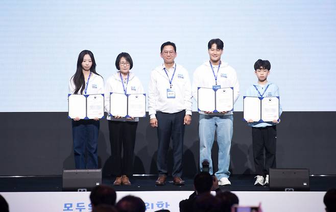 배경훈 부총리 겸 과학기술정보통신부 장관이 3월 오후 서울 서초구 엘타워에서 열린 전국민 AI 경진대회 개막식에서 김종국 국민홍보대사 및 서포터즈들과 기념촬영을 하고 있다. /사진=과학기술정보통신부 제공