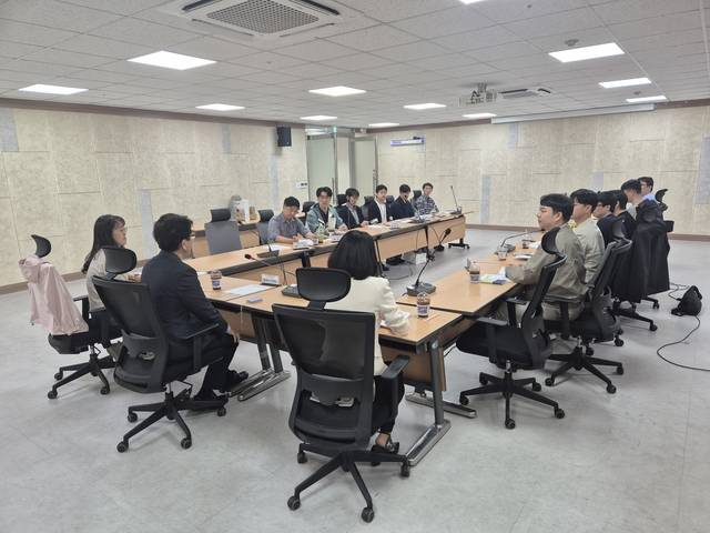 지난달 30일 인천시 10개 군·구 실무자들이  선거 현수막 난립을 막기 위한 간담회를 진행하고 있다. 인천시 제공