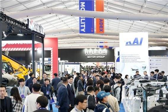 ‘KADEX 2024’가 열린 지난 2024년 10월 8일 충남 계룡대 활주로에 마련된 행사장을 찾은 관람객들이 최신 무기를 살펴보고 있다. 뉴시스