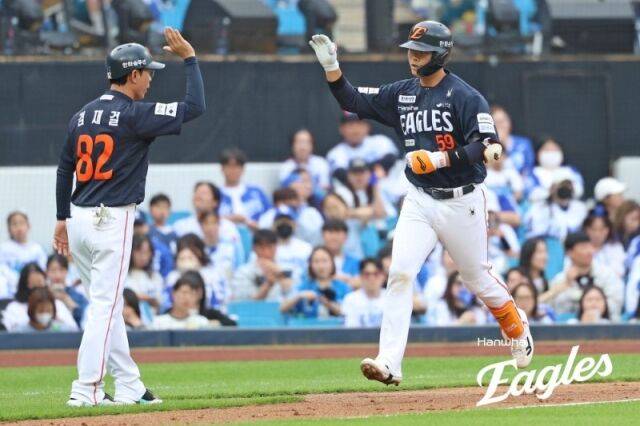 한화 허인서가 5월 2일 대구 삼성 라이온즈전 홈런을 친 뒤 그라운드를 돌고 있다./한화 이글스 제공