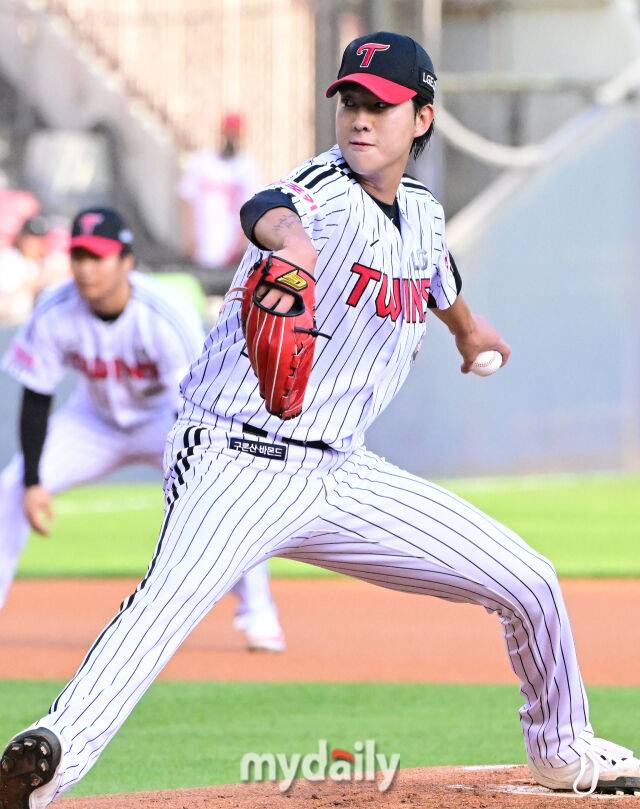 LG 이상영이 역투하고 있다./마이데일리