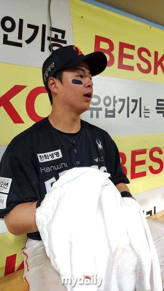 한화 노시환이 5월 2일 대구 삼성 라이온즈전을 마치고 취재진과 인터뷰를 하고 있다./대구 = 김경현 기자