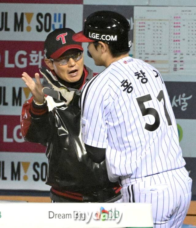LG 염경엽 감독이 홈을 밟은 홍창기를 축하하고 있다./잠실=유진형 기자