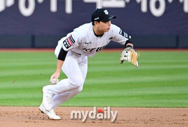 2026년 4월 30일 오후 경기도 수원KT위즈파크에서 열린 '2026 신한 SOL KBO리그' LG 트윈스와 KT 위즈의 경기. KT 유격수 이강민이 1회초 1사 1.3루서 LG 송찬의의 타구를 병살로 처리하고 있다./마이데일리