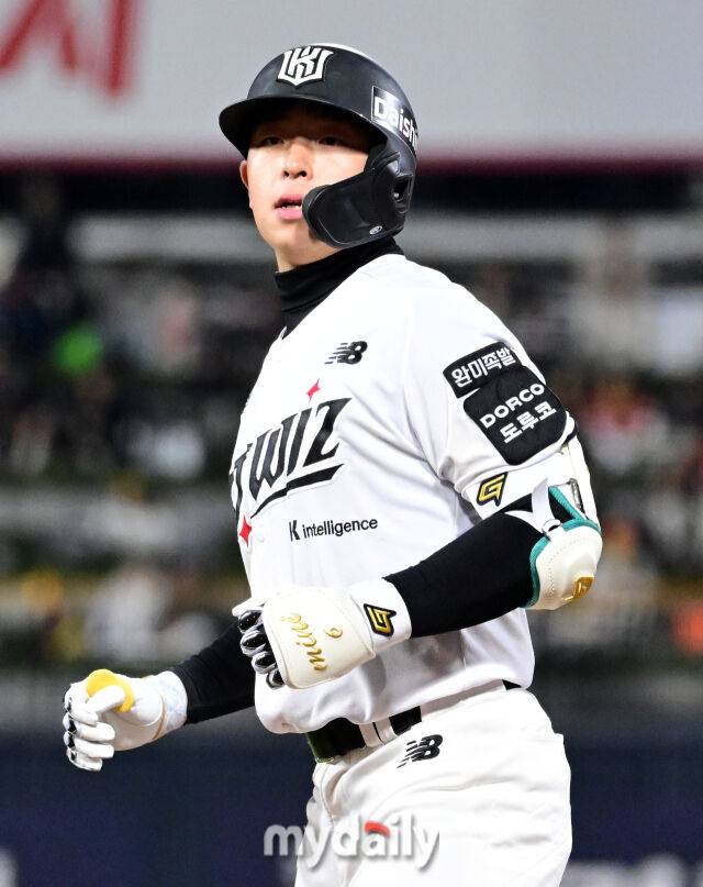 2026년 4월 22일 오후 경기도 수원KT위즈파크에서 열린 '2026 신한 SOL KBO리그' KIA 타이거즈와 KT 위즈의 경기. KT 이강민이 7회말 2사 만루서 2타점 적시타를 친 뒤 기뻐하고 있다./마이데일리