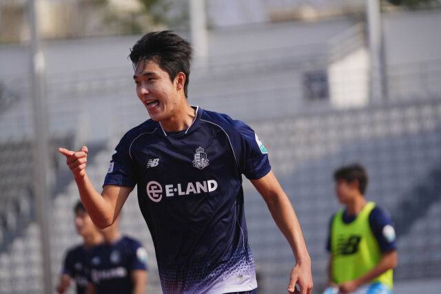 서울 이랜드가 3일 오후 2시 목동종합운동장에서 김포FC와 10라운드 홈 경기를 치른다. 수원FC전에서 골을 넣고 세레머니를 펼치고 있는 박재용./서울 이랜드 제공
