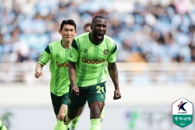 김포FC가 3일 오후 2시 목동종합운동장에서 서울 이랜드와 10라운드 원정 경기를 치른다. 김포 루이스가 골을 넣은 뒤 포효하고 있다./프로축구연맹 제공