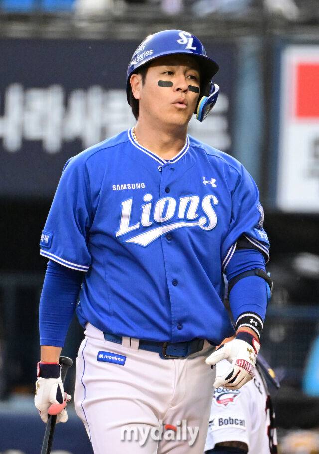 2026년 4월 29일 오후 서울 잠실구장에서 열린 '2026 신한 SOL KBO리그' 삼성 라이온즈와 두산 베어스 경기. 삼성 강민호가 2회초 2사 2루서 삼진을 당한 뒤 아쉬워하고 있다./마이데일리