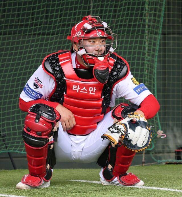 KIA 타이거즈 김태군이 일본 아마미오시마 시민야구장에서 수비 연습을 하고 있다./KIA 타이거즈 제공