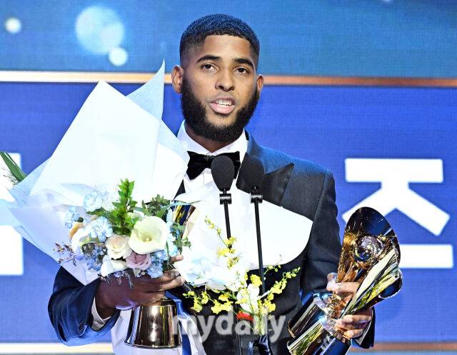 삼성 디아즈가 24일 오후 서울 잠실 롯데호텔 월드에서 진행된 '2025 KBO 시상식'에서 타자상 3관왕을 수상하고 있다.'KBO 시상식'은 퓨처스리그 투·타 개인 부문별 1위 선수 시상을 시작으로 KBO 리그 투·타 개인 부문별 1위 선수, KBO 심판상, 각 포지션별 KBO 수비상, 신인상 및 MVP 시상으로 진행된다.