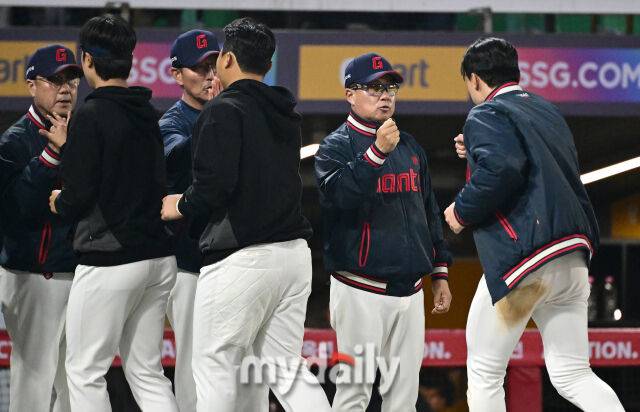 2026년 5월 1일 오후 인천 SSG랜더스필드에서 열린 '2026 신한 SOL KBO리그' 롯데 자이언츠와 SSG 랜더스의 경기. 롯데 김태형 감독이 10-7로 승리한 뒤 기뻐하고 있다./마이데일리