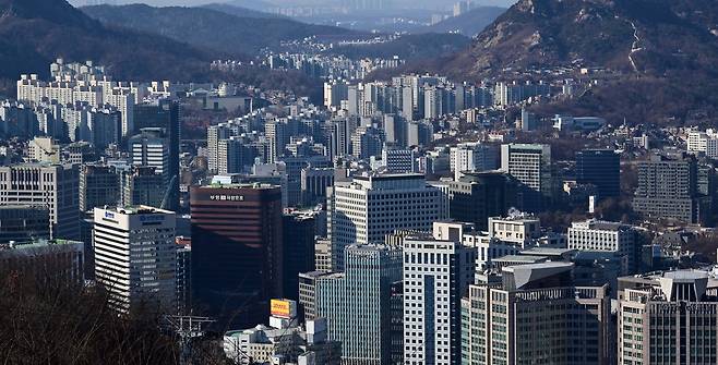 서울 남산에서 바라본 주요 기업 건물 모습. 이상섭 기자