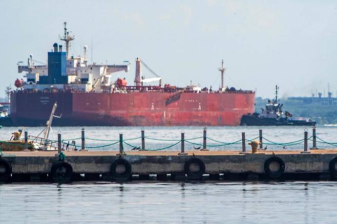 지난해 12월 18일 베네수엘라 줄리아 주 마라카이보 인근 마라카이보 호수에 정박한 원유 운반선[AFP]