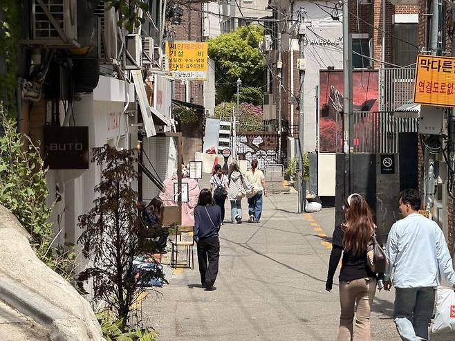 [서울=뉴시스] 유지담 인턴기자 = 지난 23일 오전 한남동 카페거리 골목을  즐기는 사람들. *재판매 및 DB 금지