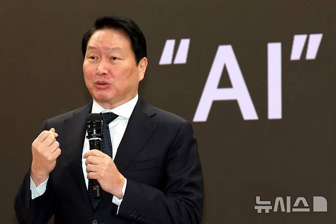 [서울=뉴시스] 조성봉 기자 = 최태원 대한상공회의소 회장이 28일 오전 서울 여의도 국회 의원회관 소회의실에서 열린 미·중 AI 기술 패권 경쟁 속 대한민국 성장전략 세미나에서 강연을 하고 있다. 2026.04.28. suncho21@newsis.com