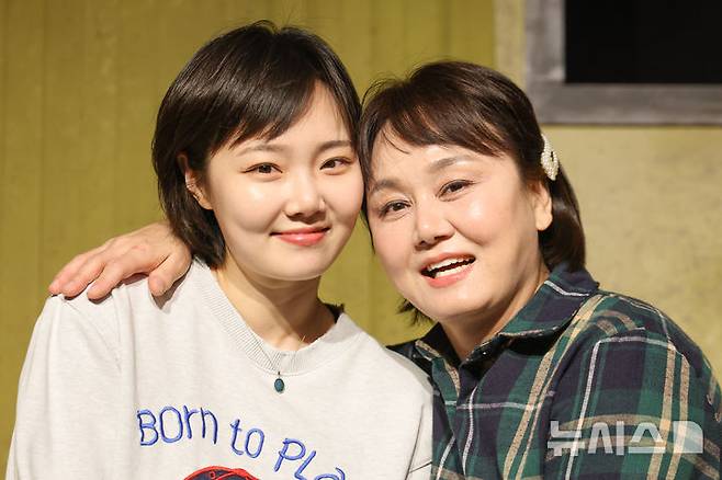 [서울=뉴시스] 황준선 기자 = 연극 '사랑해 엄마'에 출연하는 방송인 이경실과 배우 손수아가 29일 서울 종로구 극장 아트하우스에서 뉴시스와 인터뷰에 앞서 포즈를 취하고 있다. 2026.04.29. hwang@newsis.com