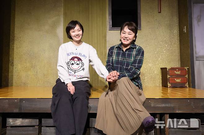 [서울=뉴시스] 황준선 기자 = 연극 '사랑해 엄마'에 출연하는 방송인 이경실과 배우 손수아가 29일 서울 종로구 극장 아트하우스에서 뉴시스와 인터뷰에 앞서 포즈를 취하고 있다. 2026.04.29. hwang@newsis.com