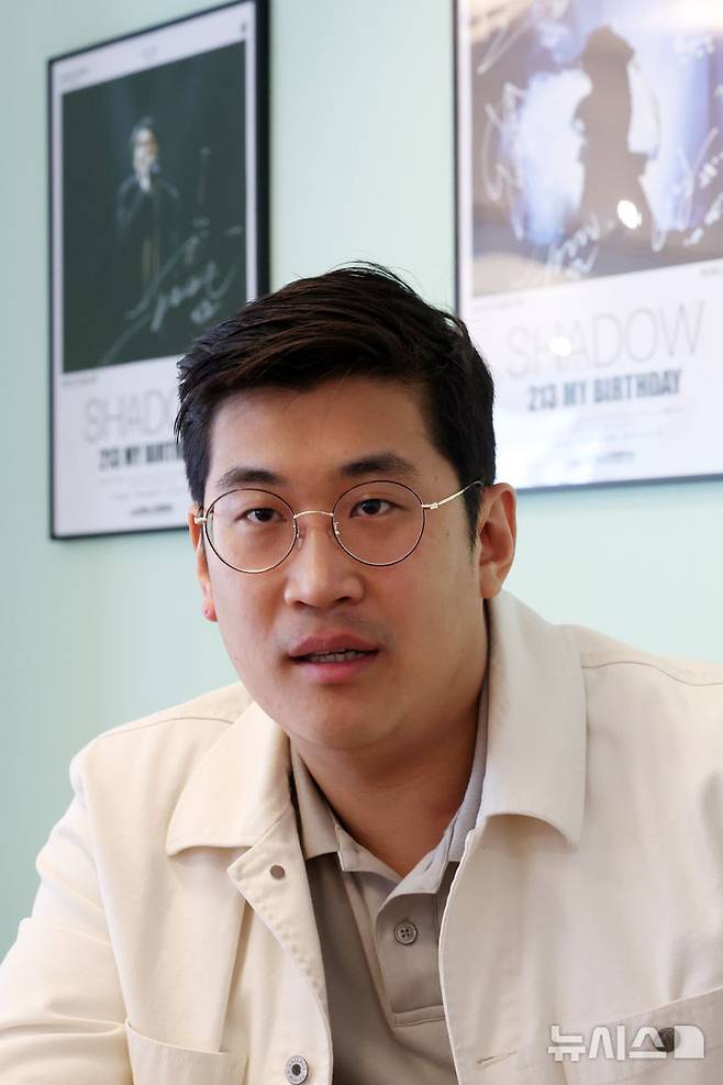 [서울=뉴시스] 조성우 기자 = 뮤지컬 '쉐도우' 김현준 연출가가 지난달 30일 서울 강남구 압구정로에서 뉴시스와 인터뷰를 하고 있다. 2026.05.03. xconfind@newsis.com