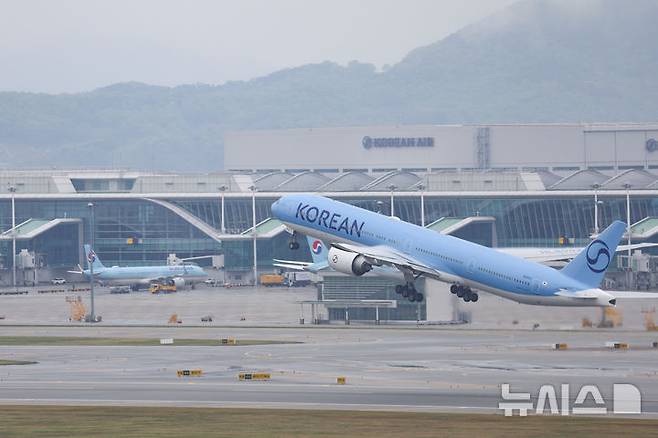 [인천공항=뉴시스] 김근수 기자 = 5월부터 주요 항공사의 유류할증료를 인상한 가운데 3일 오전 인천국제공항에서 항공기가 활주로에 계류해 있다. 2026.05.03. ks@newsis.com