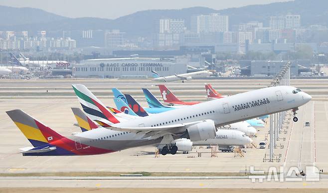[인천공항=뉴시스] 황준선 기자 = 중동 사태에 따른 항공유 급등으로 대한항공과 아시아나항공이 5월 국제선 유류할증료를 현행 체계 도입 이후 역대 최고 단계인 33단계로 책정한 16일 인천국제공항 활주로에 항공기가 이륙하고 있다. 2026.04.16. hwang@newsis.com