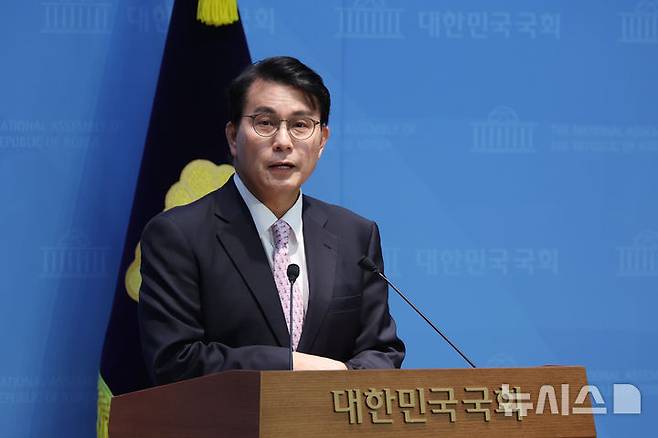 [서울=뉴시스] 고승민 기자 = 윤상현 국민의힘 의원이 3일 서울 여의도 국회 소통관에서 현안 기자회견을 하고 있다. 2026.05.03. kkssmm99@newsis.com