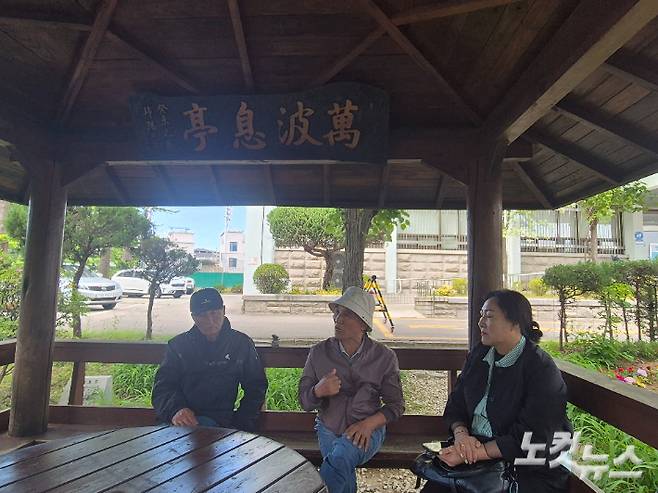 지난달 30일, 납북 귀환 어부들과 그 유족들이 국가를 상대로 제기한 손해배상 청구 소송 항소심 변론기일에 참여하기 위해 강원 춘천고등법원 앞에 모였다. 주보배 기자