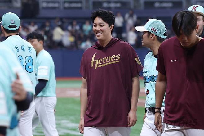 팀 승리가 확정되자 미소를 짓는 안우진. 키움