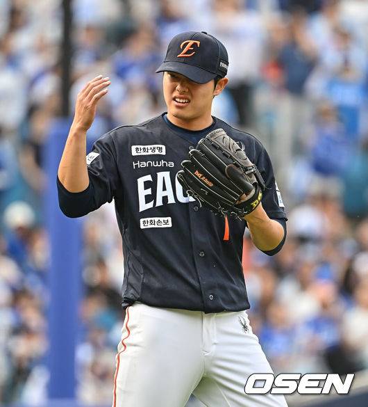 [OSEN=대구, 이석우 기자] 2일 대구삼성라이온즈파크에서 2026 신한 SOL KBO 리그 삼성 라이온즈와 한화 이글스의 경기가 열렸다. 홈팀 삼성은 장찬희가, 방문팀 한화는 문동주가 선발 출전했다. 한화 이글스 선발 투수 문동주가 1회말 좋지 않은 표정으로 코치진을 부르고 있다. 2026.05.02 / foto0307@osen.co.kr