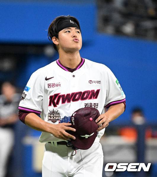 [OSEN=고척, 이대선 기자] 3일 서울 고척스카이돔에서 2026 신한 SOL KBO리그 키움 히어로즈와 두산 베어스의 경기가 열렸다.이날 키움은 박준현, 두산 곽빈을 선발로 내세웠다.4회초 2사 1,3루에서 키움 박준현이 마운드를 내려가고 있다. 2026.05.03 /sunday@osen.co.kr