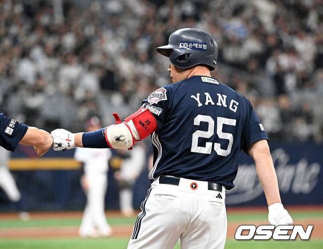 [OSEN=고척, 이대선 기자] 3일 서울 고척스카이돔에서 2026 신한 SOL KBO리그 키움 히어로즈와 두산 베어스의 경기가 열렸다.이날 키움은 박준현, 두산 곽빈을 선발로 내세웠다.3회초 2사 2루에서 두산 양의지가 좌전 적서타를 치고 환호하고 있다. 2026.05.03 /sunday@osen.co.kr