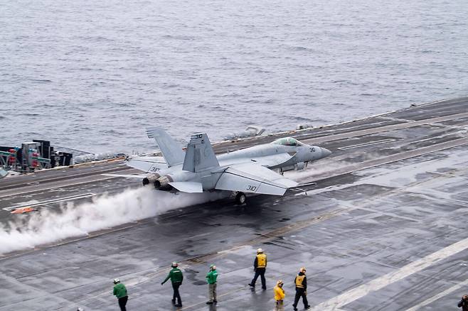 미 해군 F/A-18E/F 전투기가 항모에서 이륙하고 있다. 세계일보 자료사진
