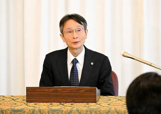 일본 최고재판소 이마사키 유키히코&nbsp;장관(우리 대법원장 해당)이&nbsp;헌법기념일(5월3일)을 맞아 기자회견을 하고 있다.&nbsp; 방송 화면 캡처