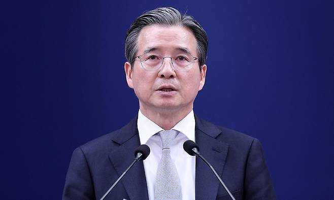 [서울=뉴시스] 고범준 기자 = 김용범 정책실장이 27일 청와대 춘추관에서 데미스 하사비스 구글 딥마인드 CEO 접견 관련 브리핑을 하고 있다. 2026.04.27. bjko@newsis.com