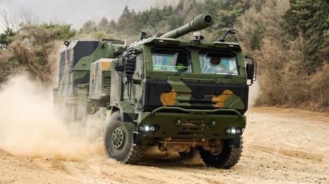미 육군 ‘기동 전술포’(MTC) 사업 후보로 제안된 K9 기반 차륜형 자주포 K9MH가 기동 시험을 하고 있다. 한화디펜스USA 제공